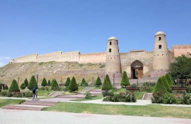 Hissar Kalesi, Dushanbe, Tacikistan. Dushanbe 'nin 30 km batısında. 1924 Rus saldırısında hayatta kalan tek şey ikiz kuleli geçitti. 