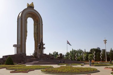 Dushanbe, Tacikistan 'daki Ismoil Somoni Heykeli. Anıt Ozodi Meydanı 'nda yer almaktadır. Bu anıt Samanid hanedanının 10. yüzyıl kurucusunu onurlandırıyor.