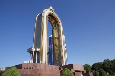 Dushanbe, Tacikistan 'daki Ismoil Somoni Heykeli. Anıt Ozodi Meydanı 'nda yer almaktadır. Bu anıt Samanid hanedanının 10. yüzyıl kurucusunu onurlandırıyor.