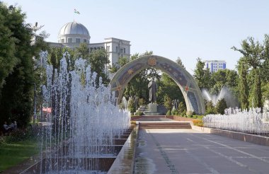 Rudaki Parkı 'ndaki şair Rudaki heykeli, Dushanbe, Tacikistan. Rudaki, Samanidlerin altında saray şairi, şarkıcı ve müzisyendi.