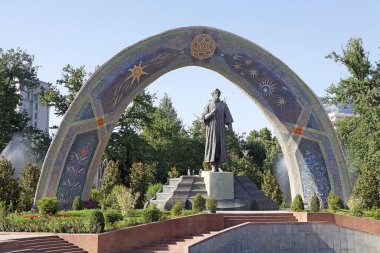Rudaki Parkı 'ndaki şair Rudaki heykeli, Dushanbe, Tacikistan. Rudaki, Samanidlerin altında saray şairi, şarkıcı ve müzisyendi.