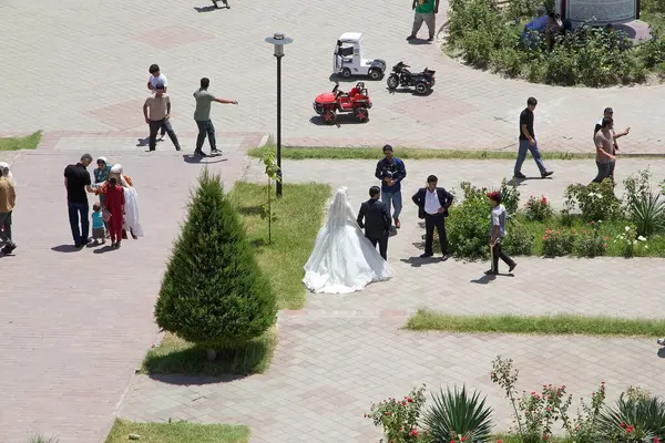 Hissar Kalesi, Dushanbe, Tacikistan Tacik düğünü için madalyalı. Dushanbe 'nin 30 km batısında. 1924 Rus saldırısında hayatta kalan tek şey ikiz kuleli geçitti. 