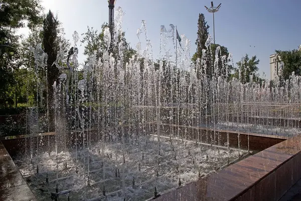 Rudaki Parkı 'ndaki çeşme, Dushanbe, Tacikistan. Rudaki Parkı şehirde yeşillik vahası olarak kabul edilebilir.