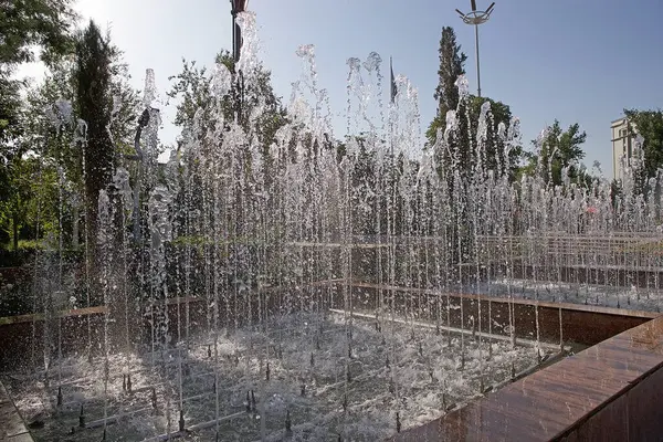 Rudaki Parkı 'ndaki çeşme, Dushanbe, Tacikistan. Rudaki Parkı şehirde yeşillik vahası olarak kabul edilebilir.