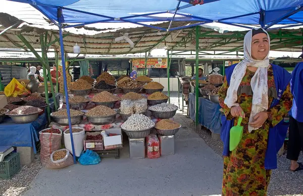 Dushanbe, Tacikistan 'daki pazarda satılık meyve ve ürünler.. 