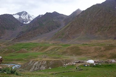 Tacikistan 'daki Gorno-Badakhshan' daki Bartang Vadisi 'nde çobanların çadır kampı. Badakhshan, Tacikistan 'ın doğusunda, Pamir Dağları' nda özerk bir bölgedir.