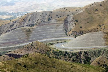 Tacikistan 'daki Gorno-Badakhshan yolu. Badakhshan, Tacikistan 'ın doğusunda, Pamir Dağları' nda özerk bir bölgedir.