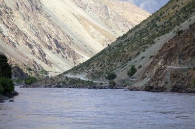 Tacikistan 'daki Gorno-Badakhshan' da peyzaj. Afganistan sınırının yanında. Badakhshan, Tacikistan 'ın doğusunda, Pamir Dağları' nda özerk bir bölgedir.