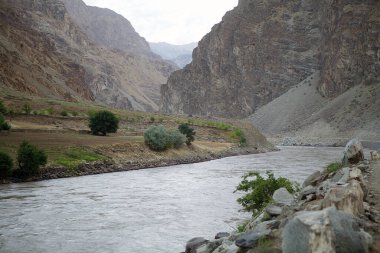 Tacikistan 'daki Gorno-Badakhshan' da peyzaj. Afganistan sınırının yanında. Badakhshan, Tacikistan 'ın doğusunda, Pamir Dağları' nda özerk bir bölgedir.