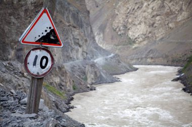 Afganistan sınırının yanındaki Tacikistan 'daki Gorno-Badakhshan' da trafik levhası. Badakhshan, Tacikistan 'ın doğusunda, Pamir Dağları' nda özerk bir bölgedir.