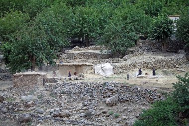 Afganistan 'daki yol boyunca Tacikistan' daki Gorno-Badakhshan sınırının yanındaki Afgan halkı. Badakhshan, Tacikistan 'ın doğusunda, Pamir Dağları' nda özerk bir bölgedir.