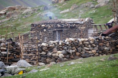 Tacikistan 'daki Gorno-Badakhshan' daki Bartang Vadisi 'nde çobanların kulübesi. Badakhshan, Tacikistan 'ın doğusunda, Pamir Dağları' nda özerk bir bölgedir.