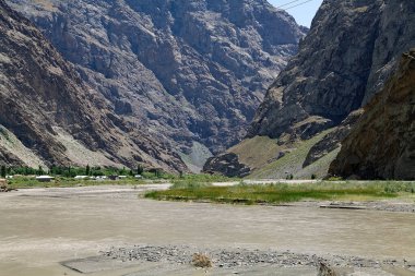 Tacikistan 'daki Gorno-Badakhshan' daki Bartang Vadisi boyunca manzara ve köy. Badakhshan, Tacikistan 'ın doğusunda, Pamir Dağları' nda özerk bir bölgedir.