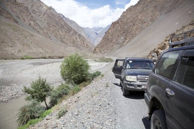 Tacikistan 'daki Gorno-Badakhshan' daki Bartang Nehri boyunca arabalar ve manzaralar. Badakhshan, Tacikistan 'ın doğusunda, Pamir Dağları' nda özerk bir bölgedir.