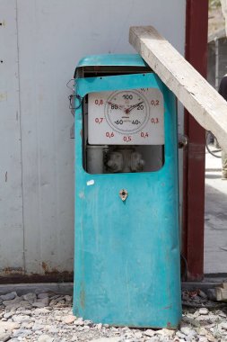 Tacikistan 'daki Gorno-Badakhshan' daki Bartang Nehri kıyısındaki Visav köyünde eski bir benzin pompası. Badakhshan, Tacikistan 'ın doğusunda, Pamir Dağları' nda özerk bir bölgedir.