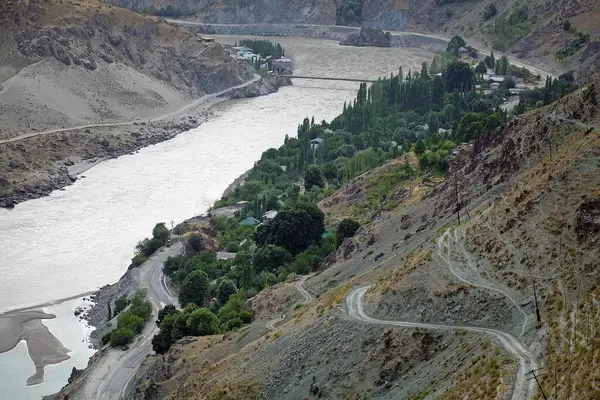 Gorno-Badakhshan bölgesinde Tacikistan ve Afganistan arasındaki köprü. Badakhshan, Tacikistan 'ın doğusunda, Pamir Dağları' nda özerk bir bölgedir.