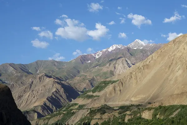 Tacikistan 'daki Gorno-Badakhshan' da peyzaj. Afganistan sınırının yanında. Badakhshan, Tacikistan 'ın doğusunda, Pamir Dağları' nda özerk bir bölgedir.