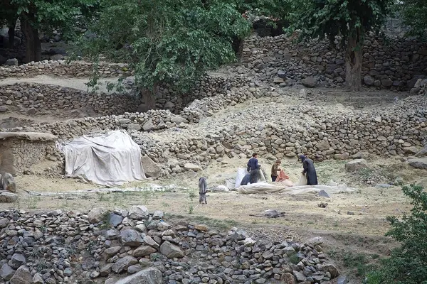 Afganistan 'daki yol boyunca Tacikistan' daki Gorno-Badakhshan sınırının yanındaki Afgan halkı. Badakhshan, Tacikistan 'ın doğusunda, Pamir Dağları' nda özerk bir bölgedir.