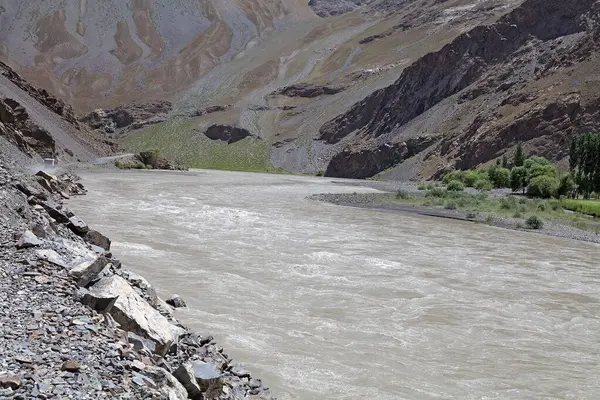 Tacikistan 'daki Gorno-Badakhshan' daki Bartang Nehri 'nin manzarası. Badakhshan, Tacikistan 'ın doğusunda, Pamir Dağları' nda özerk bir bölgedir.