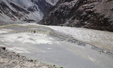 Tacikistan 'daki Gorno-Badakhshan' daki Bartang Nehri 'nin manzarası. Badakhshan, Tacikistan 'ın doğusunda, Pamir Dağları' nda özerk bir bölgedir.