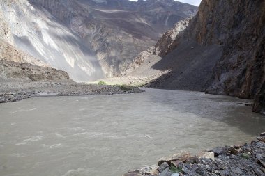 Tacikistan 'daki Gorno-Badakhshan' daki Bartang Nehri 'nin manzarası. Badakhshan, Tacikistan 'ın doğusunda, Pamir Dağları' nda özerk bir bölgedir.
