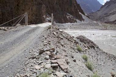 Tacikistan 'daki Gorno-Badakhshan' daki Bartang Nehri 'nin manzarası. Badakhshan, Tacikistan 'ın doğusunda, Pamir Dağları' nda özerk bir bölgedir.