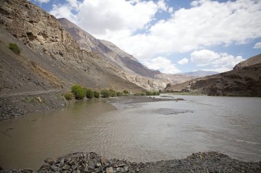 Tacikistan 'daki Gorno-Badakhshan' daki Bartang Nehri 'nin manzarası. Badakhshan, Tacikistan 'ın doğusunda, Pamir Dağları' nda özerk bir bölgedir.