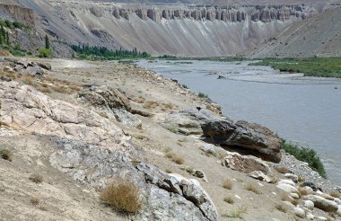 Tacikistan 'daki Gorno-Badakhshan' daki Bartang Nehri 'nin manzarası. Badakhshan, Tacikistan 'ın doğusunda, Pamir Dağları' nda özerk bir bölgedir.