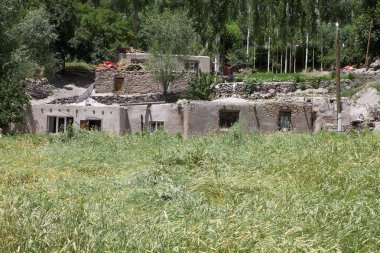 Tacikistan 'daki Gorno-Badakhshan' daki Bartang Nehri kıyısındaki Ghudara köyü. Badakhshan, Tacikistan 'ın doğusunda, Pamir Dağları' nda özerk bir bölgedir.