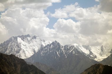 Tacikistan 'daki Gorno-Badakhshan' da Pamir 'deki dağlar. Badakhshan Tacikistan 'ın doğusunda özerk bir bölgedir.