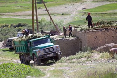 Tacikistan 'daki Gorno-Badakhshan' daki Pamir dağları arasında Jalang köyünde çalışan bir işçi. Badakhshan Tacikistan 'ın doğusunda özerk bir bölgedir.