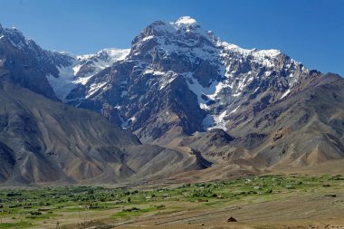 Tacikistan 'daki Gorno-Badakhshan' da Pamir 'deki dağlar. Badakhshan Tacikistan 'ın doğusunda özerk bir bölgedir.