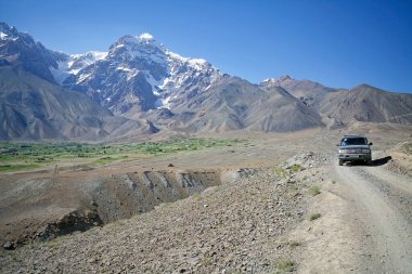 Tacikistan 'daki Gorno-Badakhshan' daki Pamir dağları arasındaki yol. Badakhshan, Tacikistan 'ın doğusunda, Pamir Dağları' nda özerk bir bölgedir.