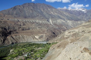 Barchidiv ve Tacikistan 'daki Gorno-Badakhshan' daki Bartang Vadisi boyunca uzanan manzara. Badakhshan, Tacikistan 'ın doğusunda, Pamir Dağları' nda özerk bir bölgedir.