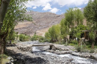 Tacikistan 'daki Gorno-Badakhshan' daki Bartang Vadisi 'ndeki köprü. Badakhshan, Tacikistan 'ın doğusunda, Pamir Dağları' nda özerk bir bölgedir.