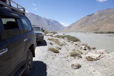 Tacikistan 'ın Gorno-Badakhshan kentindeki Bartang Vadisi boyunca giden off-road araçları. Badakhshan Tacikistan 'ın doğusunda, Pamir Dağları' nın arasında.