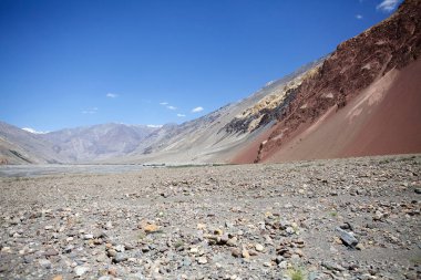 Tacikistan 'daki Gorno-Badakhshan' daki Bartang Vadisi 'nin manzarası. Badakhshan, Tacikistan 'ın doğusunda, Pamir Dağları' nda özerk bir bölgedir.