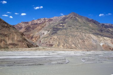 Tacikistan 'daki Gorno-Badakhshan' daki Bartang Vadisi 'nin manzarası. Badakhshan, Tacikistan 'ın doğusunda, Pamir Dağları' nda özerk bir bölgedir.