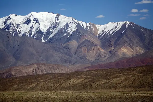 Tacikistan 'daki Gorno-Badakhshan' daki Bartang Vadisi boyunca uzanan dağlar. Badakhshan, Tacikistan 'ın doğusunda, Pamir Dağları' nda özerk bir bölgedir.