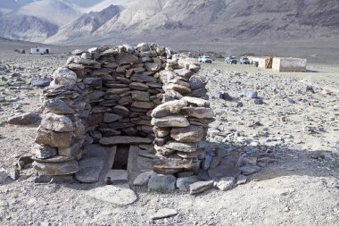 Tacikistan 'daki Gorno-Badakhshan' daki Bartang Vadisi boyunca dağların arasında göçebe bir çobanın kampında tuvalet. Badakhshan, Tacikistan 'ın doğusunda, Pamir Dağları' nda özerk bir bölgedir.