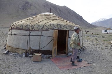 İnsan ve yurt, Tacikistan 'daki Gorno-Badakhshan' daki Bartang Vadisi boyunca dağların arasında göçebe bir çoban kampında. Badakhshan, Tacikistan 'ın doğusunda, Pamir Dağları' nda özerk bir bölgedir.