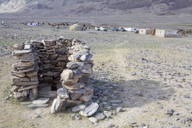 Tacikistan 'daki Gorno-Badakhshan' daki Bartang Vadisi boyunca dağların arasında göçebe bir çobanın kampında tuvalet. Badakhshan, Tacikistan 'ın doğusunda, Pamir Dağları' nda özerk bir bölgedir.