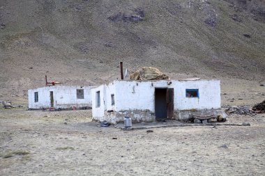 Tacikistan 'daki Gorno-Badakhshan' daki Bartang Vadisi boyunca dağların arasında göçebe bir çobanın kampındaki evler. Badakhshan, Tacikistan 'ın doğusunda, Pamir Dağları' nda özerk bir bölgedir.