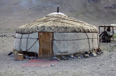 Yurt, Tacikistan 'daki Gorno-Badakhshan' daki Bartang Vadisi boyunca dağların arasında göçebe bir çoban kampında. Badakhshan, Tacikistan 'ın doğusunda, Pamir Dağları' nda özerk bir bölgedir.