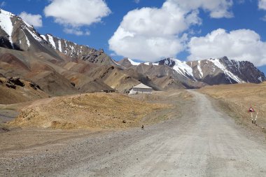 Tacikistan 'daki Pamir dağlarındaki Ak-Baital Geçidi' ne giden yol. 4655 metrede. M41 karayolunun en yüksek noktasıdır.