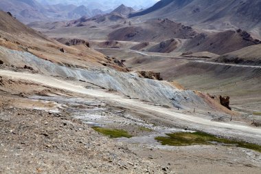 Tacikistan 'daki Pamir dağlarındaki Ak-Baital Geçidi' ne giden yol. 4655 metrede. M41 karayolunun en yüksek noktasıdır.