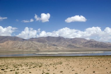 Tacikistan 'daki Gorno-Badakhshan Pamir Dağları' ndaki Rangkul Gölü. Badakhshan, Tacikistan 'ın doğusunda, Pamir Dağları' nda özerk bir bölgedir.