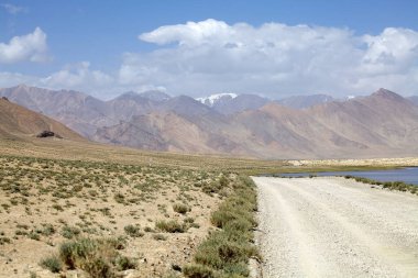 Tacikistan 'daki Gorno-Badakhshan Pamir Dağları' ndaki manzara ve Rangkul Gölü. Badakhshan, Tacikistan 'ın doğusunda, Pamir Dağları' nda özerk bir bölgedir.
