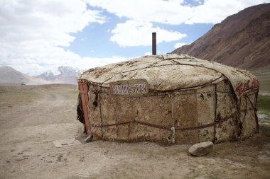 Tacikistan 'daki Gorno-Badakhshan' daki Pamir Dağları 'nın arasında ev sahipliği yapıyor. Badakhshan Tacikistan 'ın doğusunda özerk bir bölgedir.