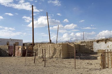 Tacikistan 'ın Gorno-Badakhshan Pamir Dağları' ndaki Karakul köyü. Karakul Gölü kıyısında küçük bir villa.